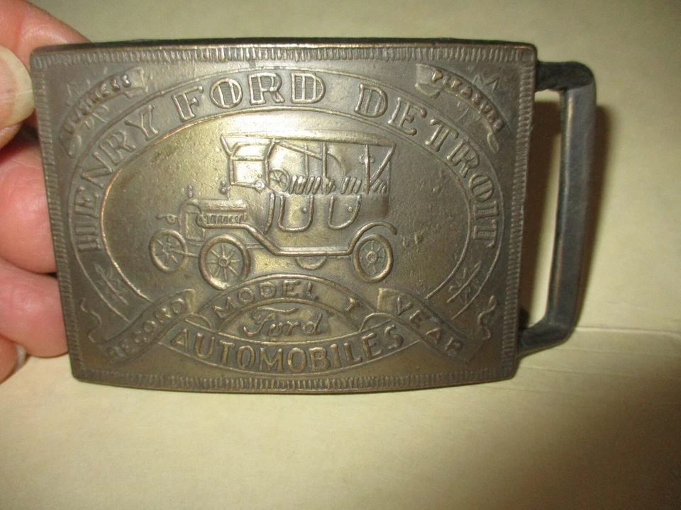 Hebilla de cinturón vintage de latón macizo - Henry Ford Detroit modelo T año disco usado en excelente estado Foto 3 de 4