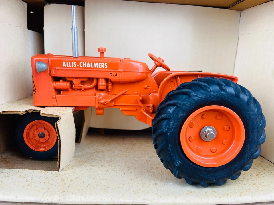 Tractor de juguete de metal fundido a presión Spec-Cast Allis - Chalmers D-14 escala 1/16 en caja Foto 3 de 4