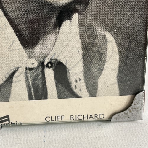 SIR CLIFF RICHARD FIRMADO EN PERSONA Autógrafo 5.5 x 3" TARJETA PROMOCIONAL / FOTO Desvanecida - Imagen 5 de 7