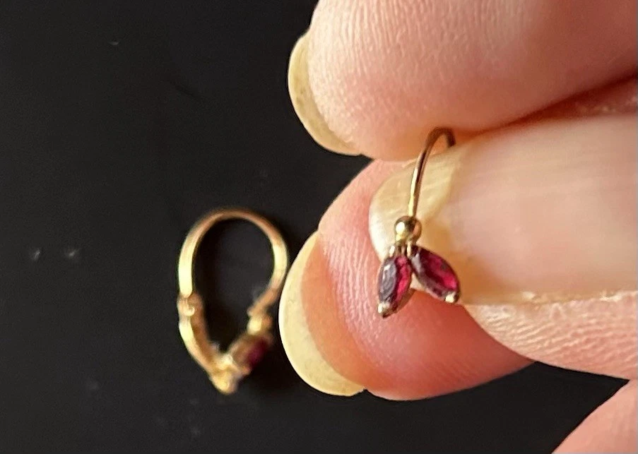 BOUCLES ANCIENNES DORMEUSES OR 18K ET DEUX RUBIS SUR CHACUNE TBE - Photo 4/4