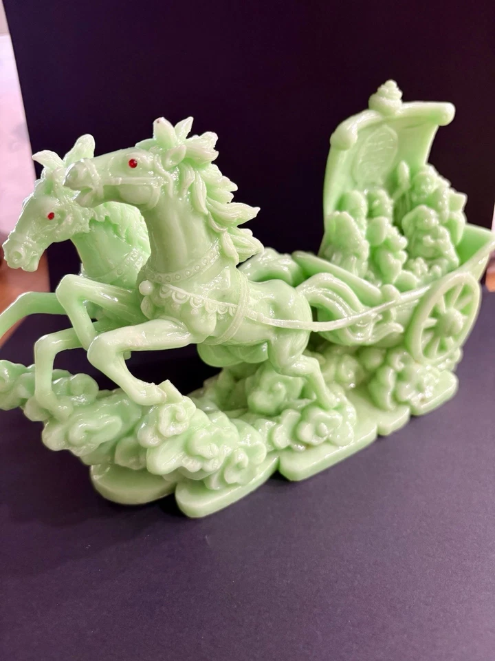 Escultura chinesa de jade de uma carruagem puxada por cavalos com figuras dentro - Imagem 2 de 4