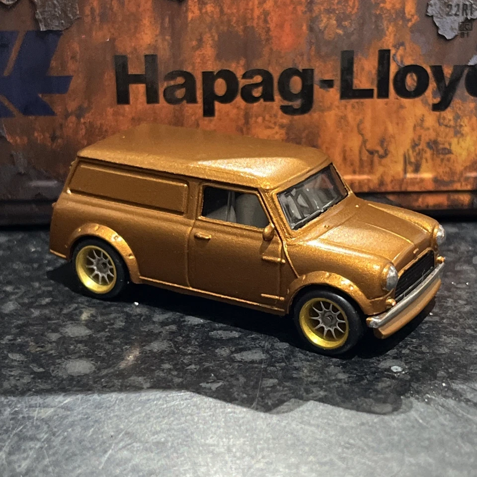 Mini van Hot Wheels Austin personalizada com pilotos reais - Imagem 3 de 4