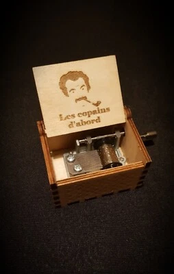 Boîte à musique en bois Georges Brassens Les copains d'abord - Personnalisable - Photo 1/3