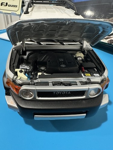 Modellino auto scala 1/18 pressofuso Toyota FJ Cruiser argento di AUTOart, *come nuovo* 🔥 - Foto 13 di 23