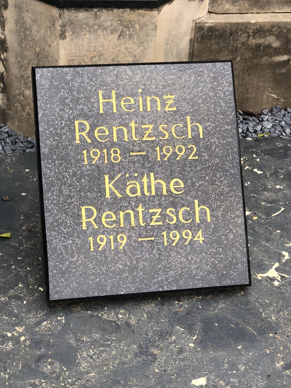 Grabplatte Grabstein schwarz mit Beschriftung vergoldet Urnengrab Liegestein 