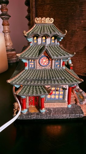 Casa de té Lemax Pagoda 2005 exclusiva de Lenox iluminada pueblo asiático funciona - Imagen 10 de 14