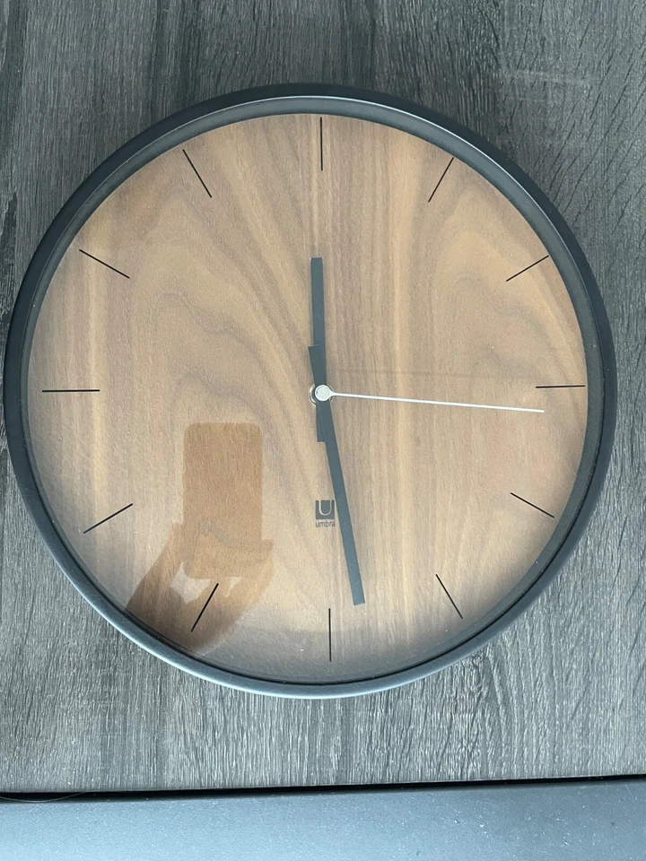 Reloj de Pared Umbra Madera Nogal Aspecto Minimalista Foto 3 de 4