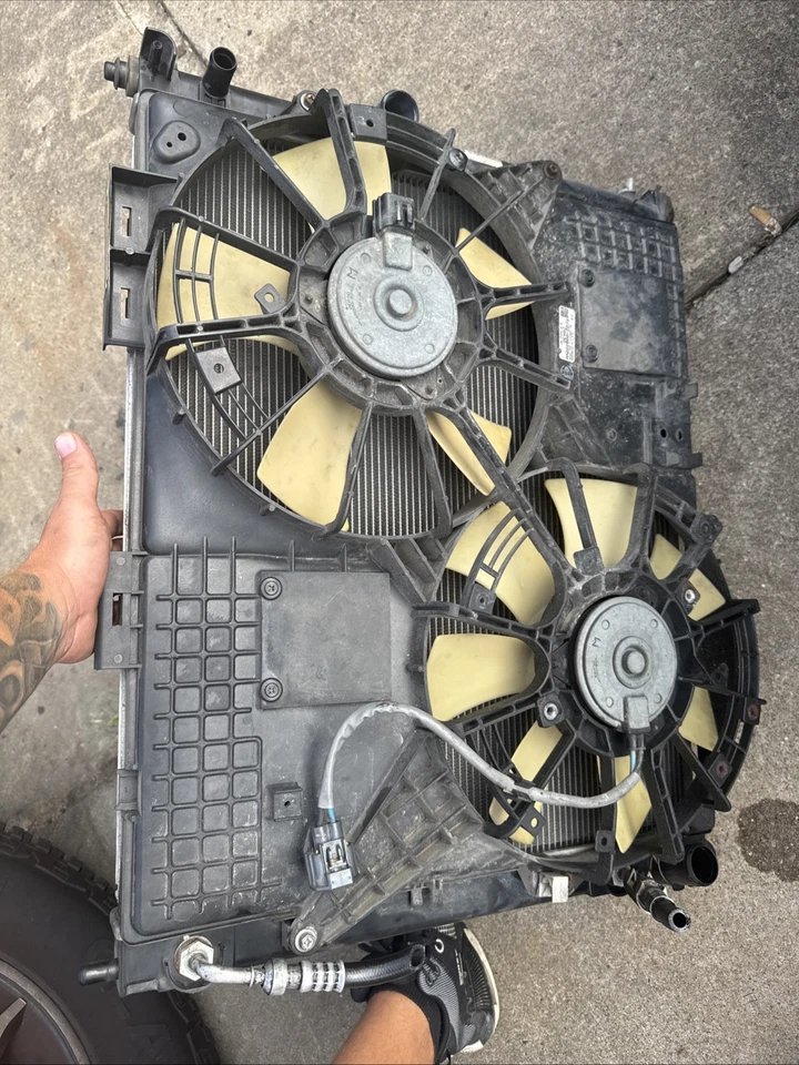 Radiador Cadillac STS 2008-2011 con ventilador motor conjunto ventilador fabricante de equipos originales con condensador de CA Foto 3 de 4