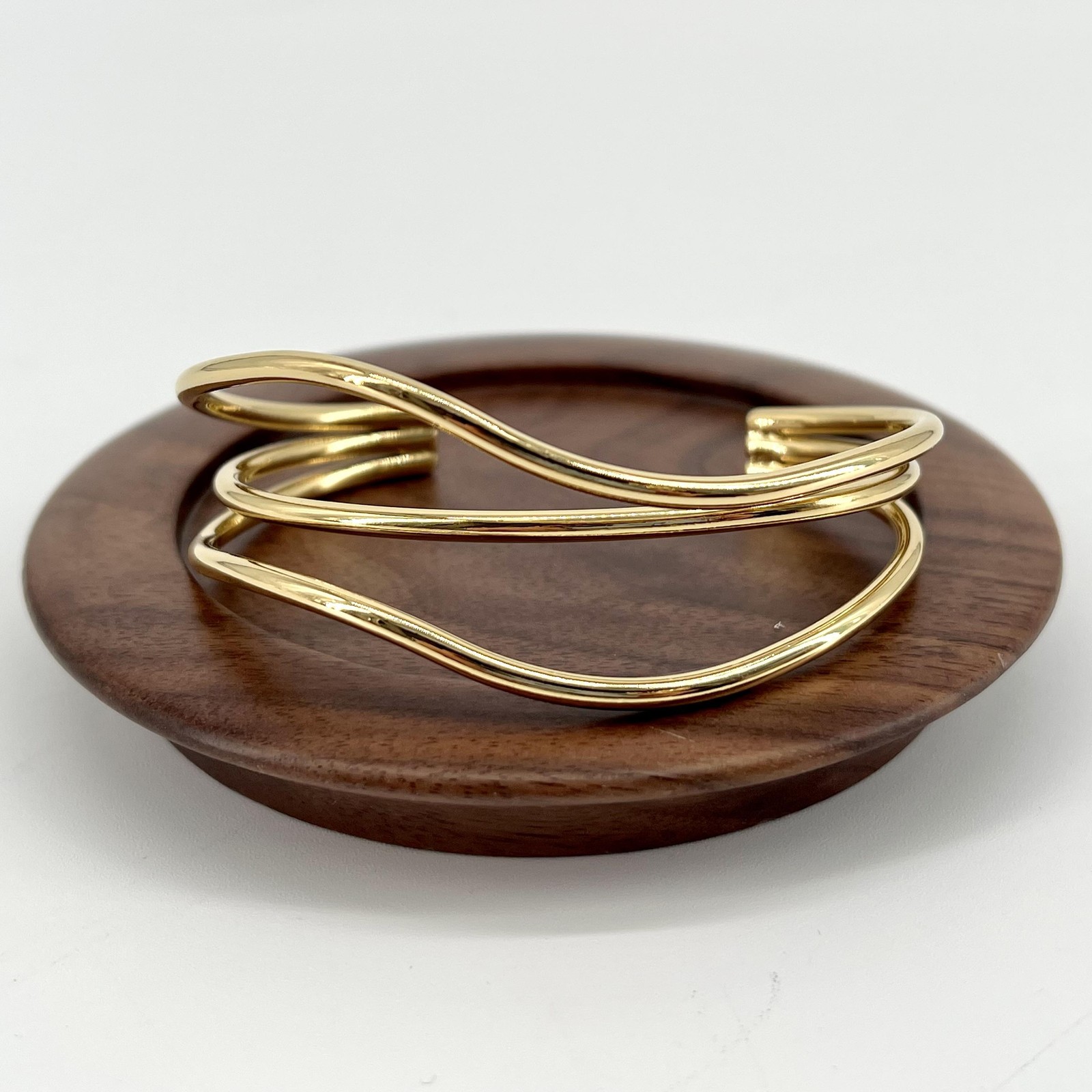 Bracelet manchette à motif vague en acier doré, le cadeau femme idéal