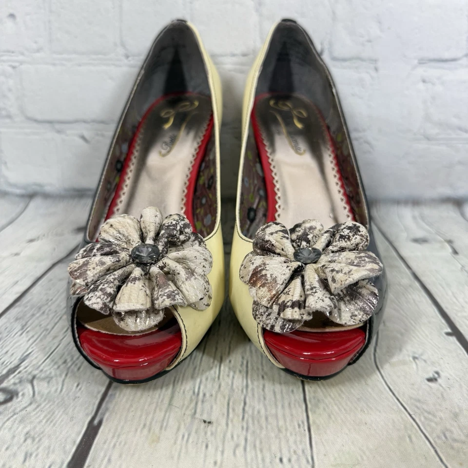 Tacones con licencia poética 7,5 charol negro punta abierta arco floral retro zapato de fiesta Foto 2 de 4