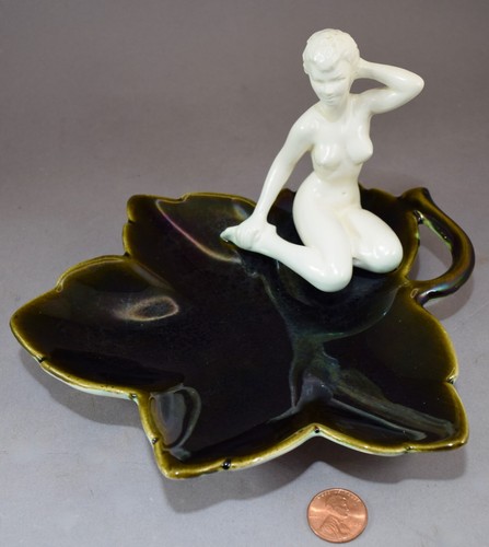 VINTAGE SIGNED HOLLAND GLAZED CERAMIC NUDE WOMAN POSING SITTING ON LEAF PIN TRAY - Picture 9 of 9