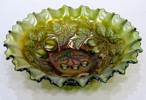 Antique NORTHWOOD Green THREE FRUITS Carnival Glass Bowl / INCREDIBLE COLOR! - Picture 2 of 6