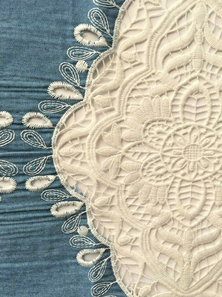 Diseñador azul cambray con encaje de ojales grandes marfil + tela de borde festoneado por yarda Foto 2 de 3