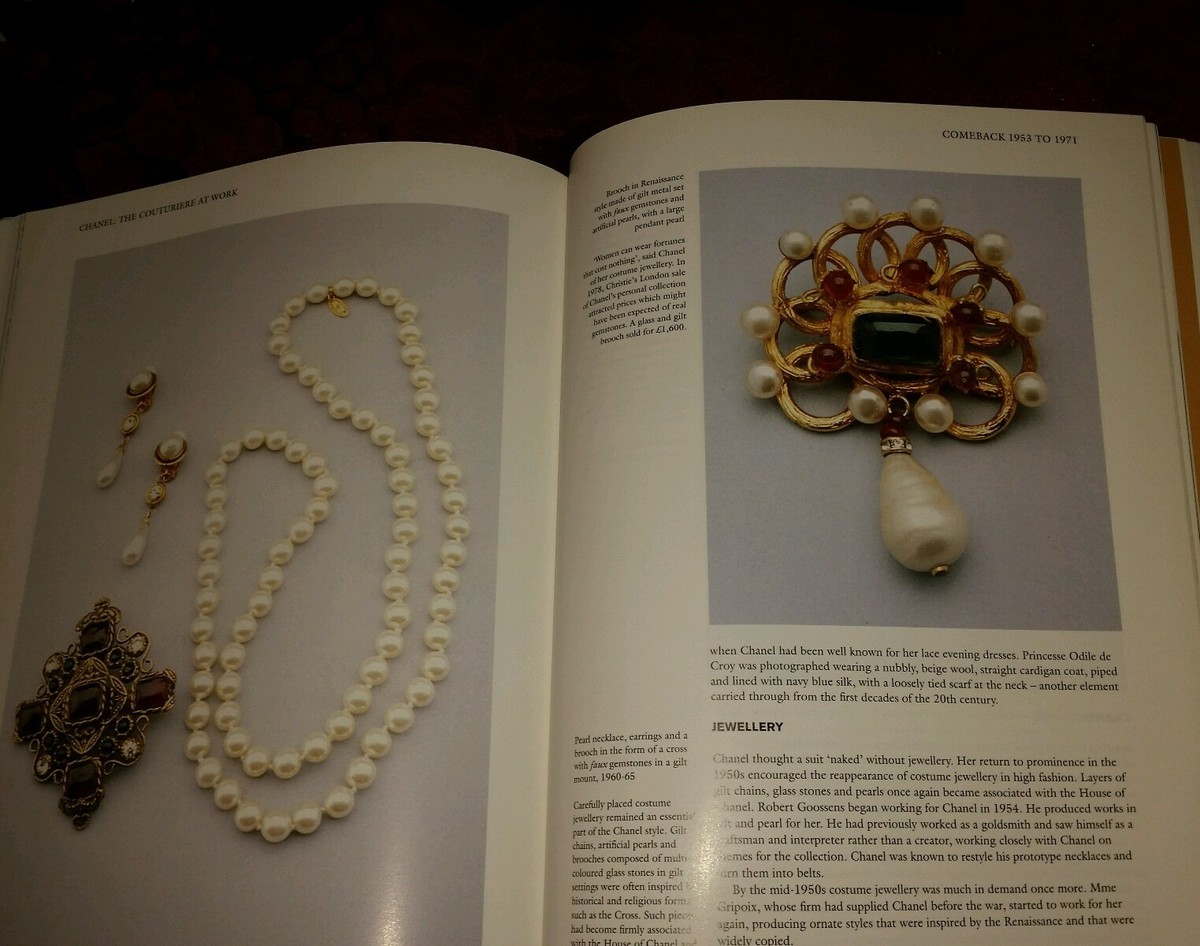 Chanel The Couturiere at Work by Tobin Shelley and Amy de la Haye