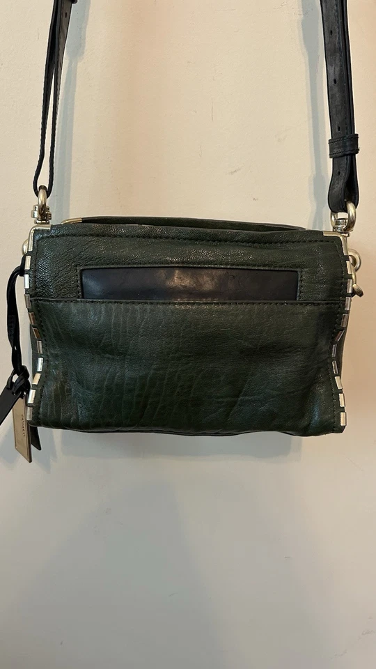 Cartera Bandolera Pequeña de Cuero Verde Gryson Tachuelas de Latón Forro de Gamuza Declaración Foto 4 de 4