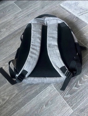 Ein Rucksack Mittelgroß In Schwarz Grau. Kaum Benützt Sehr Gut Erhalten