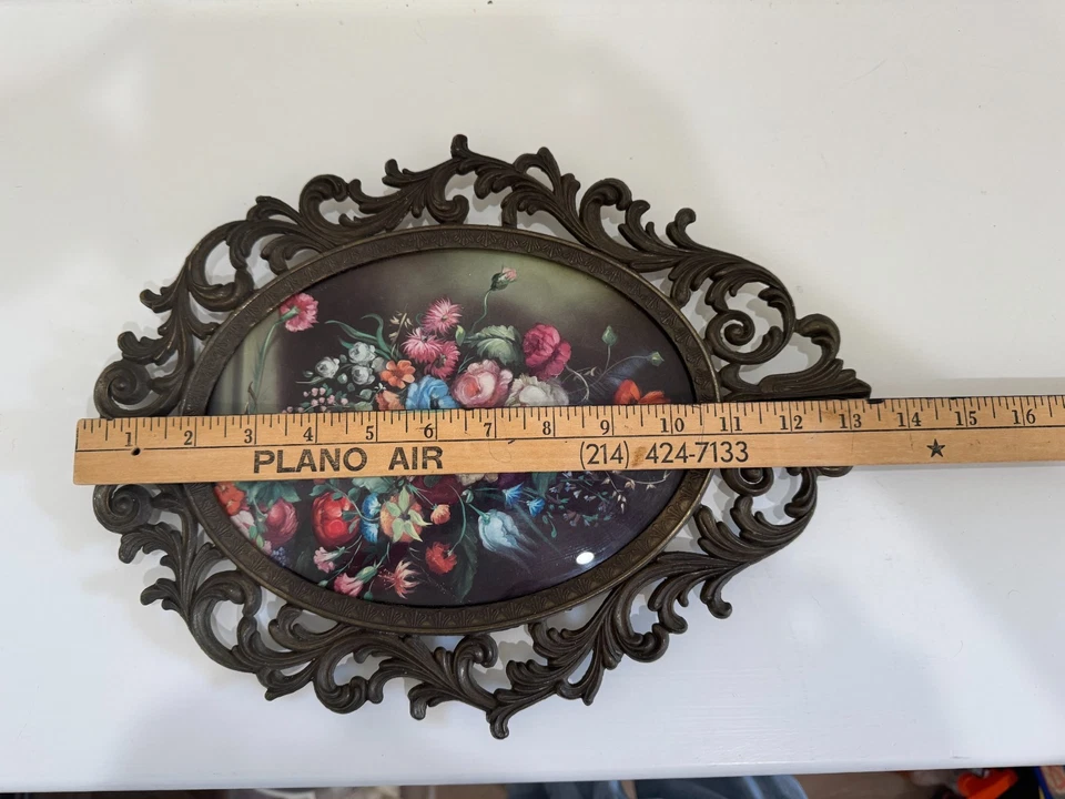 Marco de metal vintage floral ovalado tono latón burbuja vidrio convexo Italia 13,5 X 10,5 Foto 2 de 4