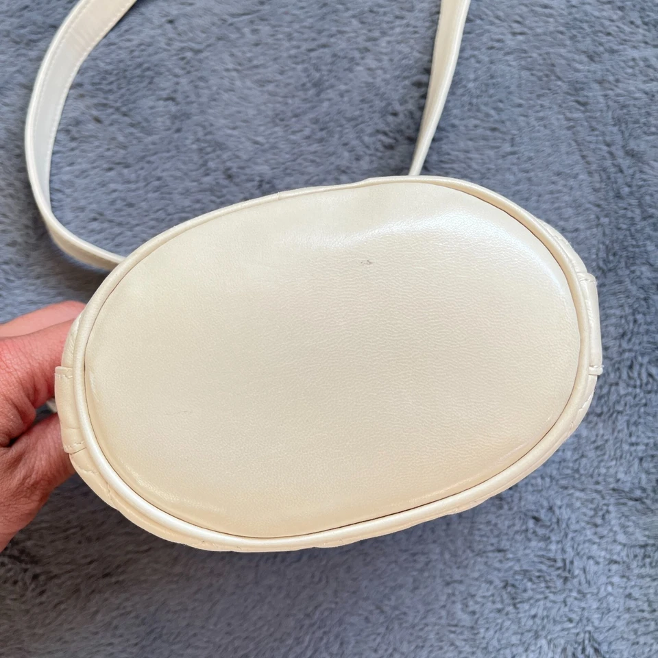 Bandolera de cuero acolchada Judith Leiber crema cubo a presión bolso para mujer Y2K Foto 3 de 4