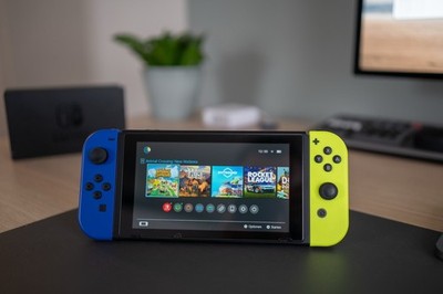 Nintendo Switch (V1)   CFW-fähig, komplett mit Dock, Blau Neon