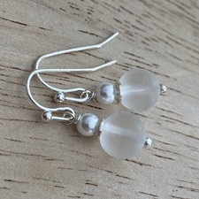 Min Favorit Clear Frost Sea Glass, White Freshwater Pearl Silver Earrings