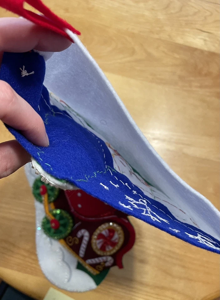 Medias de Navidad de fieltro Bucilla 18” terminadas - Santa Peppermint Express Foto 4 de 4