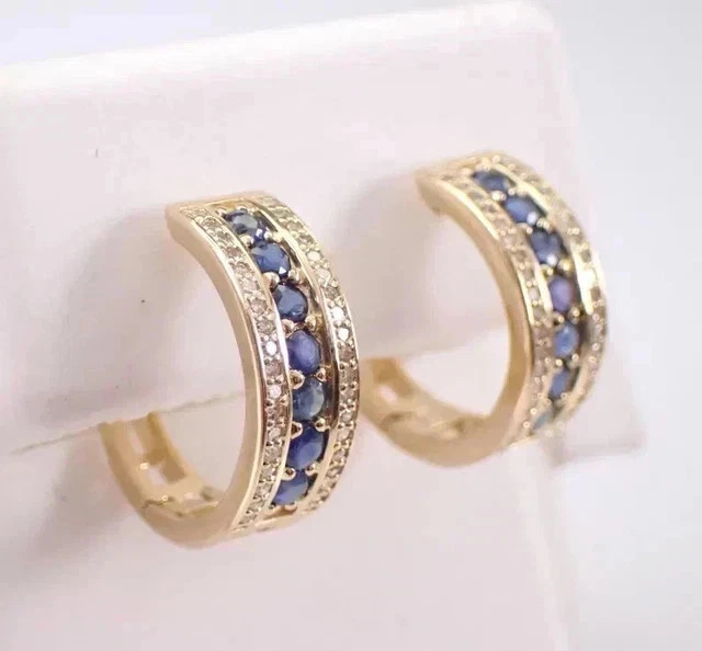 2 克拉圆形切割实验室制造的蓝宝石 Huggie 环状耳环 14k 镀黄金 — 第 2/4 张图片