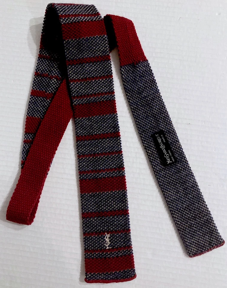 Corbata YSL Tejida Punta Cuadrada Yves Saint Laurent Preppy Calcetín Corbata Borgoña Rayas Foto 3 de 4