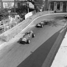 Jean Behra Ferrari 246 leads Stirling Moss Cooper T51 Climax 1959 Old Photo 4