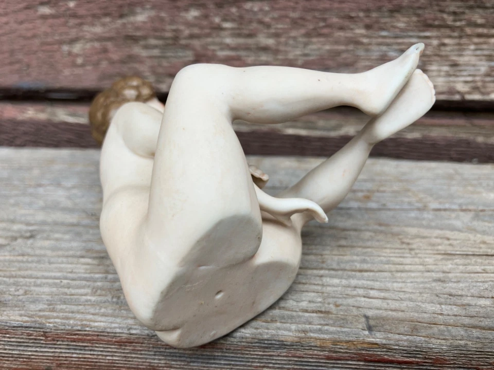 ANTIQUE CONTINENTAL PORCELAIN RISQUE BATHING BEAUTY NUDE GIRL SITTING 3.5" - Image 3 of 4