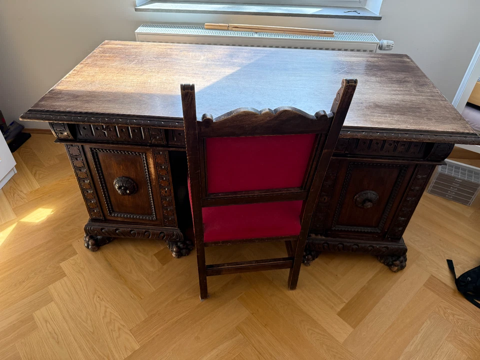 Antiker Schreibtisch mit Stuhl