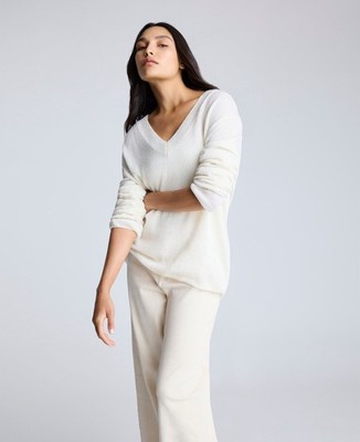 $89 Kenneth Cole Woman s Sweater Features a Classic V-Neck Design L