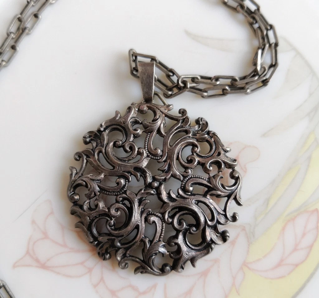 Médaillon Pendentif En Argent 800 Ajouré Avec Agate Et Pyrites - Début 20e Siècle, Style Fleur