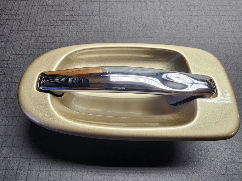 Manija de puerta trasera derecha dorada metálica con cromo Chevrolet Venture 2001-2005 OEM  Foto 4 de 4