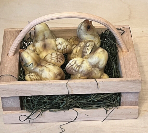 Four Chicks in a Basket Basket is 5 x 2" Chicks one inch by one & one half inch. - Bild 3 von 12