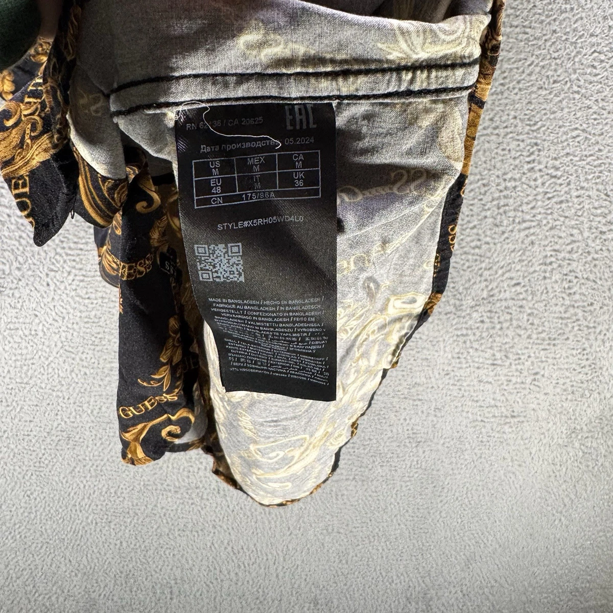 Camisa Guess con botones para hombre mediana negra dorada barroca con estampado de cadena AOP