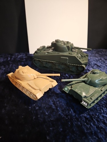 Vintage U.S. Army Tank for play sets 3 Green/ Tan Toy Figures@33