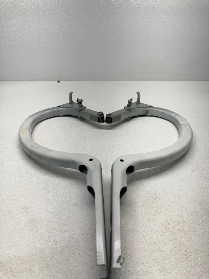 2011 - 2014 BMW 535I F10 REAR RIGHT AND LEFT TRUNK LID HINGE SUPPORT OEM 231955 - Image 2 of 4