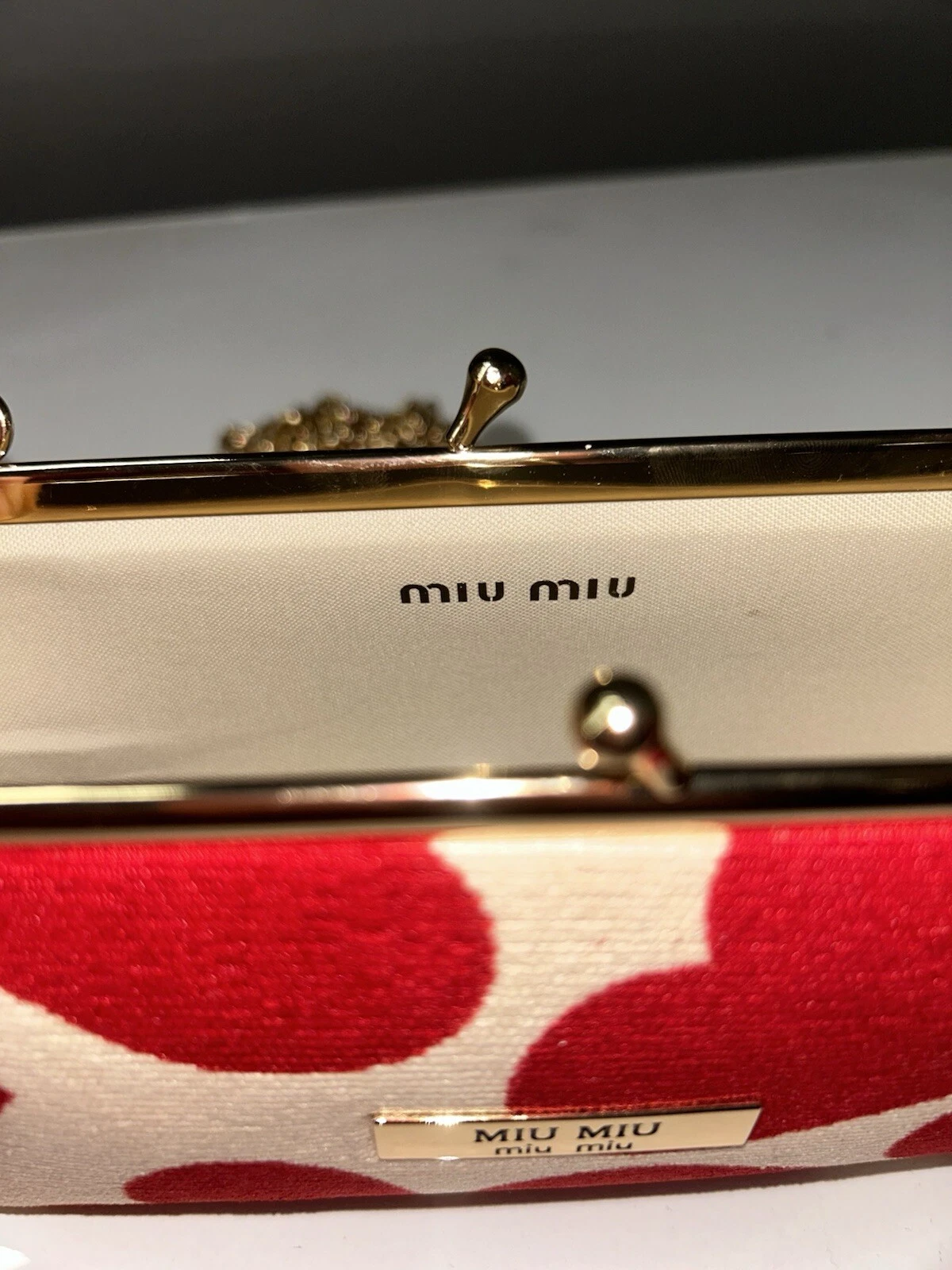 Pochette pochette Miu Miu cuore rosso con catena oro Nuova con scatola