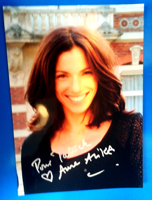 AUTOGRAPH OF AURE ATIKA ON PHOTO FORMAT 15 X 21 CM