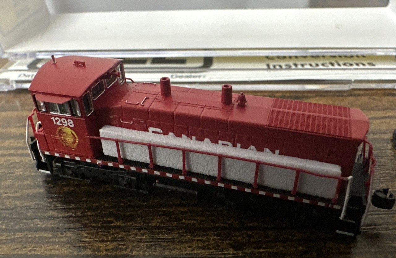 Locomotora diésel AZL escala Z #62721-1 SW1500 - Canadian Pacific #1298 ¡NUEVA EN CAJA!