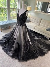 Gothic Black White Wedding Dresses V-Neck Sleeveless Lace Appliques Bridal Gowns