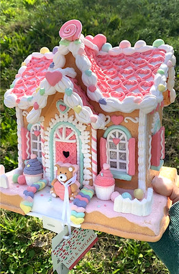 Love & Cupcakes Lighted Valentines Gingerbread Style House Pink Pastel Decor NWT