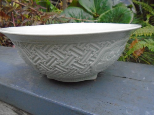Chinese Celadon bowl with Chinese figures to side beautiful design lovely item - Picture 5 of 12