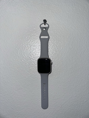 Apple Watch Series 7 Nike 45mm Silver Aluminium Case/White Sport Band