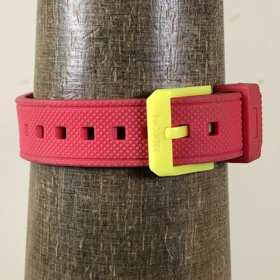 Reloj Nixon The Gogo Mujer Deportivo Bisel Giratorio Rojo Silicona Cuarzo 38mm 6 1/2" Foto 4 de 4