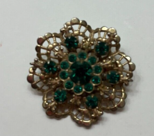 Broche prendedor filigrana vintage con diamantes de imitación verdes de metal dorado - Imagen 1 de 3