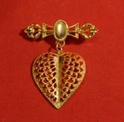 PATRIOTIC LADY'S CIVIL WAR SOLDIER SWEETHEART MEMORY PIN Triomphe Flligree Heart