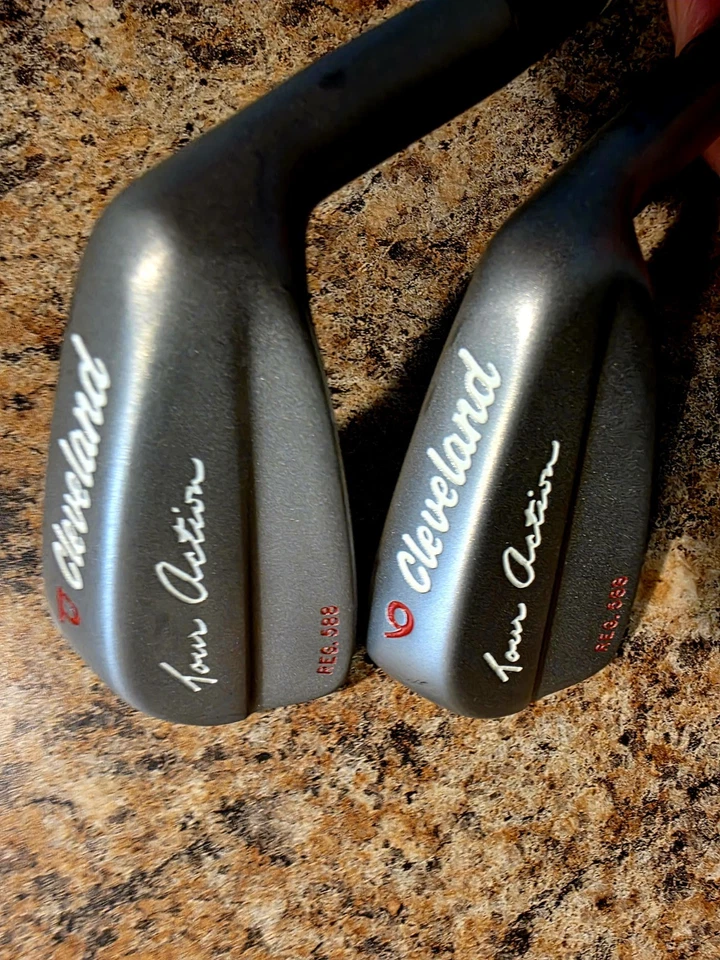 Cleveland Tour Action Reg.588 PW y 9 Hierro Nuevo Foto 2 de 4