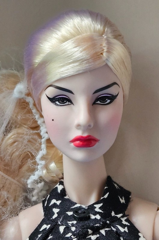Integrity Toys AGNES VON WEISS “ARISTOCRATIC” – 2015 W Club upgrade doll – NRFB