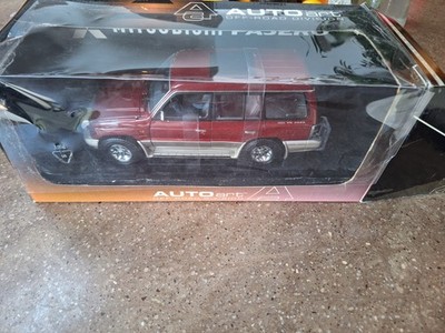 AutoArt 1 18 Mitsubishi Pajero GDI V6 3500 Diecast Model SUV Red